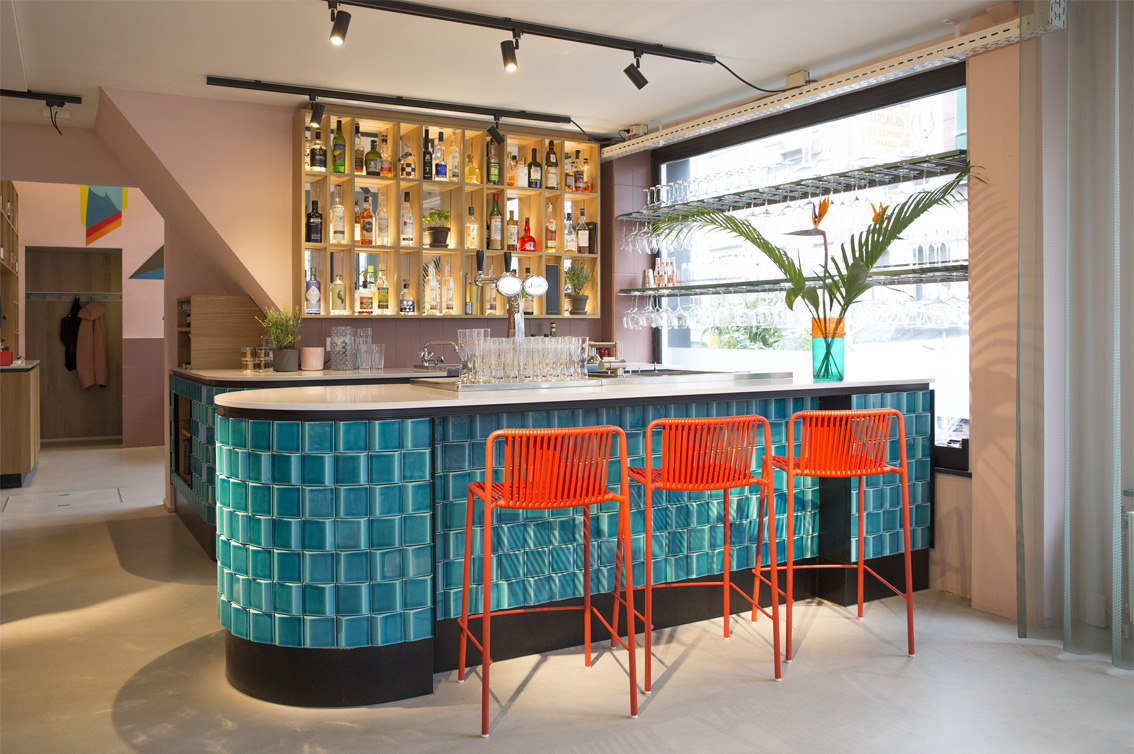 restaurant design, nazka, nazka amsterdam, peruvian cuisine, meeder ontwerpers, meeder ontwerpers, pink walls, blue tiles, bar design, red stools